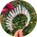 Diadema de corona nupcial de cristal con piedras iridiscentes sostenida en un jardín - Blanco Chapado + Alambre de Plata Diadema de Plata