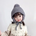 Graue Strickmütze für Kinder mit Ohrenklappen und Bommel für den Winter - Einheitsgröße(Elastisch) / Grau