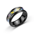Detailopname van zwarte titanium stalen ring met iriserende veelkleurige inleg versiering - US 6 / Onregelmatige Kleurrijke Schelp