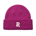 Dettaglio del berretto in maglia viola con trama spessa e toppa bianca con lettera 'R' - Rosa Rosso