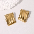 Orecchini minimalisti in acciaio inossidabile dorato con texture a onde in vista a 45 gradi - Oro