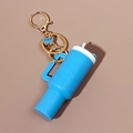 Llavero mini vaso azul con colgante de mariposa y detalles en metal dorado mate - Mariposa Azul