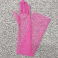 Detail von magentafarbenen, langen Brauthandschuhen aus leichtem Tüll und Netzstoff - 55cm / Rosarot