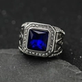Macro di anello da uomo con zaffiro blu e piccoli diamanti bianchi su pietra nera - US 7 / Acciaio + Pietra Blu