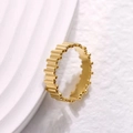 Anello di lusso in acciaio al titanio placcato oro con trama ondulata a ingranaggio - Taglia 7 (Regolabile) / Oro