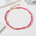 Collana a doppio strato con pietre naturali rosa e perline dorate su sfondo bianco - Ematite + Quarzo Rosa + Rame / Collana Magenta