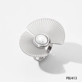 Silberner fächerförmiger Ring mit strahlender Textur und zentralem Perlendetail - Ring Modell B (PBJ413)