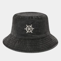 Dettaglio del ricamo a timone bianco su un cappello a secchiello in denim grigio scuro - M (56-58cm) / Nero