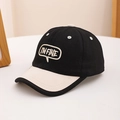 Vue détaillée d'une casquette bicolore avec broderie I'M FINE et visière contrastée - 52cm (2-5 Ans) / Noir (Noir/Blanc Cassé)