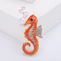 Spilla creativa a forma di cavalluccio marino arancione con bordi dorati e perle bianche - Arancione