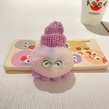 Roze en paarse gradiënt pluche octopus sleutelhanger met gebreide muts op hout - Kleurrijke Octopus-Paars