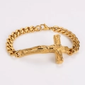 Macro-detail van goudkleurige roestvrijstalen Cubaanse schakelarmband met kruis - Goud