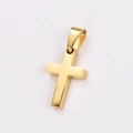 Detailansicht eines polierten Gold-Kreuzanhängers an einer minimalistischen Perlenkette - Nur Anhänger (AML03772) / Gold