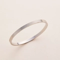 Bracciale rigido minimalista in acciaio al titanio argento con numeri incisi con stile - Color Acciaio