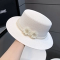 Eleganter weißer Strohhut mit Perlenband und cremefarbenen 3D-Blütenakzenten - Verstellbar / Weiß
