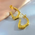 Detalle macro de los pendientes irregulares bañados en oro de 18k con cierre de mariposa - Líquido Irregular / Dorado