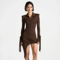 Vestido marrón de manga larga con cuello polo y dobladillo plisado asimétrico - S / café