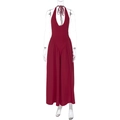 Detaillierte Nahaufnahme eines sexy weinroten Neckholder-Jumpsuits mit tiefem V-Ausschnitt - S / Burgunderrot
