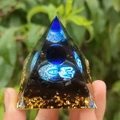 Artisanat en résine pyramide avec Bouddha bleu, sphère bleue et base de gravier noir - Style 32