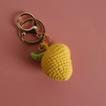 Handgefertigter gelber Häkel-Obst-Schlüsselanhänger mit goldenem Metallhaken - Mango