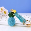 Funkelnder blauer Ananas-Schlüsselanhänger mit Strasssteinen und goldenem Schlüsselring - Himmelblau
