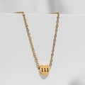 Detailopname van de gouden hartvormige hanger met nummer 111 aan een fijne ketting - 111
