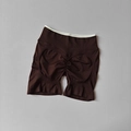 Details von nahtlosen Yoga-Shorts mit hoher Taille, Rippstruktur und Push-Up-Effekt am Gesäß - S / Destillierter Kaffee