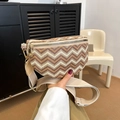 Sac de poitrine en paille avec rayures chevrons brunes et bandoulière en tissu - Style 2 (Ondulé Beige & Marron)