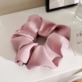 Elegante oversized roze satijnen haarelastiekje met gladde zijden textuur en zachte plooien - #8 Roze