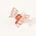 Detailansicht der roségoldenen Schmetterlings-Haarklammer mit filigranen Flügeln - Roségold