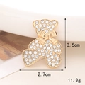 Dettaglio di un ciondolo a forma di orso dorato con strass, dimensioni 3,5x2,7 cm - D441 Orso con Brillanti
