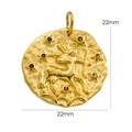 Vista macro de un colgante Sagitario de 22 mm en acero inoxidable martillado de oro 14K - Sagitario