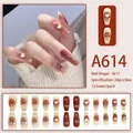 Détail de faux ongles dégradé café et crème avec accents de cœur doré et capsules modèle A614 - Style Dégradé Café Crème Cœur Bord Doré (A614)