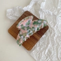 Pinza para el pelo grande de acetato con textura de mármol verde y rosa en bandeja - Verde