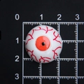 Vue macro détaillée d'une perle œil en résine orange avec veines rouges sur une échelle - Diamètre 2cm / Petit Orange