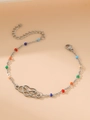 Detail von bunten Perlen und Herz-Charm an einem vergoldeten Mobius-Armband aus Edelstahl - Silber