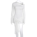Dettaglio dell'abito corto bianco monospalla con nodo in vita e texture con pieghe - S / Bianco