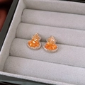 Nahaufnahme der goldenen Kürbis-Ohrringe mit orangefarbenem Schmuckstein und Besatz - Bernstein (WE5080-1)