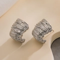 Geometrische zilveren oorbellen met onregelmatige textuur en artistiek metaalvouwontwerp - Zilver