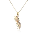 Elegante collana con ciondolo Mama placcata in oro con zirconi colorati su sfondo bianco - Lettera MAMA