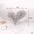 Makro-Detail von Herz-Strass-Schuhschmuck mit Größen- und Gewichtsangaben im Bild - Strass Herz Silber