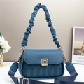 Borsa a mano in pelle blu scuro con manico a pieghe e fibbie metalliche dorate - Blu