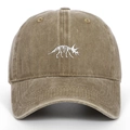 Detail der Triceratops-Skelett-Stickerei auf einer Vintage-Baumwoll-Baseballkappe - Einheitsgröße / Khaki