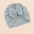 Détail du bonnet turban pour bébé en tricot bleu clair avec un grand nœud décoratif - Bleu
