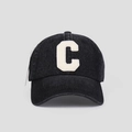 Détail d'une casquette de baseball en denim noir avec logo lettre C brodé en bouclette blanche - Noir