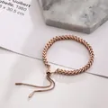 Detail van roségouden tarweketting armband met verstelbare schuifsluiting voor dames - Roségoud