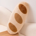 Realistisch stokbrood pluche kussen met bruine details op een beige bankstel - Baguette (38*18cm)