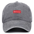 Dettaglio del ricamo Blessed rosso sul berretto da baseball in cotone lavato grigio - Grigio