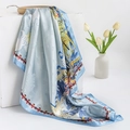Foulard en soie vintage bleu et jaune aux motifs classiques sur un piédestal blanc - 90*90cm / Jacquard Bleu Ciel