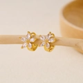 Elegante goldene Blumen-Creolen mit Zirkonia im Marquise-Schliff auf einem Holzständer - Marquise-Zirkonia-Blume(EH410010) / Gold